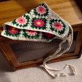 Bandana fait main au crochet avec motifs de fleurs colorées en maille ajourée - Bandana Triangle Tricot Fleurs Vert Foncé