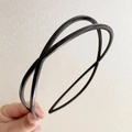 Détail d'un serre-tête noir à double couche entrecroisée avec dents antidérapantes - Noir