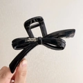 Dettaglio molletta per capelli in resina nera lucida con scritta Barrette LaFrance - Nero