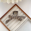Dettaglio della pinza per capelli con stampa leopardata, fiocco e molla in metallo - Molletta a Fiocco Caffè Chiaro