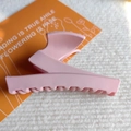Matte hellrosa Haarklammer in Z-Form für Damen mit einzigartigem geometrischem Design - Z-förmige Klammer / Rosa
