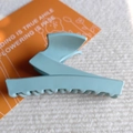 Schicke matte hellblaue Haarklammer in Z-Form mit Wellenzahndesign für Damen-Frisuren - Z-förmige Klammer / Himmelblau
