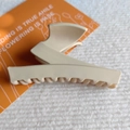 Matte beige large hair claw clip with wavy teeth design for long hair styling - Z-shape Claw / Khaki