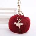Détail du porte-clés en fausse fourrure bordeaux avec danseuse en strass brillants - Pompon de 8 cm / Bordeaux
