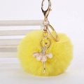 Porte-clés mignon pompon jaune en fausse fourrure avec pendentif danseuse de ballet - Pompon de 8 cm / Jaune