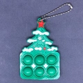Dettaglio portachiavi Pop It albero di Natale in silicone verde con catenella metallica - Albero di Natale