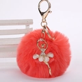 Détail du charm ballerine en strass sur porte-clés pompon en fausse fourrure douce - Pompon de 8 cm / Orange