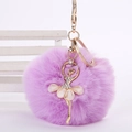 Détail du porte-clés pompon en fausse fourrure fuchsia avec breloque ballerine dorée - Pompon de 8 cm / Taro Violet