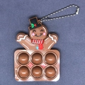 Dettaglio del giocattolo pop fidget omino di pan di zenzero con catena e 6 fori - Figura di Natale