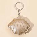 Llavero de concha dorada elegante en cuero sintético con costuras y anillo de plata - Concha Dorada