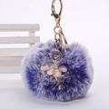 Détail d'un porte-clés pompon violet en fausse fourrure avec ballerine dorée - Pompon de 8 cm / Bicolore Bleu Royal