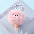 Dettaglio del portachiavi in peluche a forma di gelato con pompon rosa e grandi occhi - Rosa