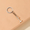 Makroaufnahme eines detaillierten Miniatur-Klauenhammers als Anhänger an einem Schlüsselring - Klauenhammer-Stil / Silber