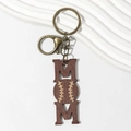 Dettaglio portachiavi MOM in legno con design baseball e moschettone in bronzo - Baseball MOM