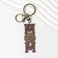 Dettaglio portachiavi MOM in legno con pallavolo e moschettone in metallo bronzo antico - Pallavolo MOM