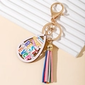 Détail d'un porte-clés en bois pour enseignant avec lettrage arc-en-ciel et gland coloré - Forme de Goutte d'Eau Avec Gland