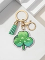 Detailaufnahme des St. Patrick's Day Kleeblatt-Schlüsselanhängers mit grüner Quaste - Kleeblatt-Topf-Stil (2)