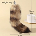 Dettaglio portachiavi a coda di volpe in ecopelliccia con dimensioni 30cm e peso 33g - Stile Corto