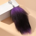 Dettaglio del grande portachiavi a coda di volpe in finta pelliccia viola e nera - Viola