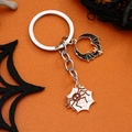 Nahaufnahme von Halloween-Schlüsselanhänger mit Fledermaus- und Spinnen-Anhängern - Schwarze Fledermaus mit Spinne