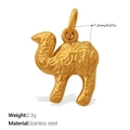 Colgante de camello dorado en acero inoxidable con relieve detallado y 17,2 mm altura - Forma de Camello (PJ1921G)