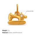 Ciondolo a macchina da cucire dorato in acciaio inossidabile con strass e misure - Sewing Machine Style (PJ2244WEG) / Oro
