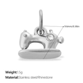 Ciondolo a macchina da cucire in acciaio argento con strass e misure indicate - Sewing Machine Style (PJ2244WES) / Argento