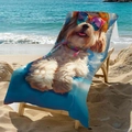 Mikrofaser-Strandtuch mit farbenfrohem Hundemotiv auf einer Strandliege am Meer - 70x150cm / Cooler Hund