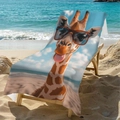 Mikrofaser-Strandtuch mit Brille tragender Giraffe auf einer Sonnenliege am blauen Meer - 70x150cm / Giraffe mit Sonnenbrille