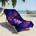 Mikrofaser Strandtuch mit lila Mädchen-Kunstdruck auf einem Liegestuhl im Freien - Traumhaftes lila Mädchengesicht