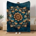 Couverture en flanelle avec mandala bleu et or, présentée dans un salon moderne lumineux - Imprimé Mandala / 100x150cm