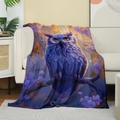 Lila Eulen-Flanell-Kuscheldecke mit Blumendruck auf einem beigen Sofa in gemütlichem Heim - 100x150cm