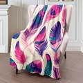Manta de franela con estampados de plumas de colores en un sofá rosa en un salón acogedor - 100x150cm