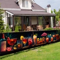 Bannière extérieure Bar Tiki hawaïen avec cocktails et lettrage BAR lumineux sur clôture - 200x40cm / Motif Cocktail Bar