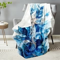 Manta de franela con estampado de cruz artística azul sobre sofá gris moderno - 100x150cm