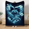 Manta de franela con dos delfines en una ola de corazón y flores de hibisco azules - 100x150cm