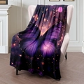 Coperta di flanella con farfalla viola mistica drappeggiata su una poltrona crema - 100x150cm