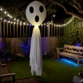 Hängendes weißes Gespenst mit LED-Beleuchtung für die Halloween Gartendeko - 25x120cm / Weiß