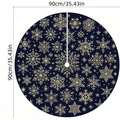 Détail du tapis de sapin de Noël bleu marine avec motifs flocons et étoiles dorés - 90cm