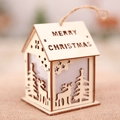 Dettaglio ravvicinato di una casa di Natale in legno con incisioni e motivi intagliati - Stile Renna (Luce Calda)