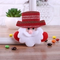 Spilla natalizia LED a forma di Babbo Natale con cilindro rosso su sfondo di legno - Babbo Natale con Luce