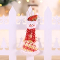 Poupée bonhomme de neige de Noël avec bonnet à carreaux et cordon doré - Style de Bonhomme de Neige à Longue Jupe Plaid Jaune (B-C64)