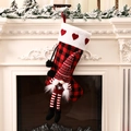 Calza di Natale scozzese buffalo con bambola gnomo, decoro cuore e gambe lunghe a righe - Stile Cuore a Quadri Rossi e Neri (F-W107)
