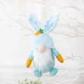 Ciondolo gnomo pasquale azzurro con orecchie da coniglio e carota appeso a un ramo - Blu