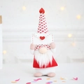 Gnomo di San Valentino con cappello a cuori che tiene una busta in tessuto bianco - Piccolo