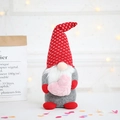 Gnomo di San Valentino con cappello rosso a cuori che tiene un cuore rosa di peluche - Grande