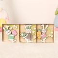 Set di tre ornamenti pasquali in legno a forma di coniglio con uova in scatola di legno - Stile Coniglio Con Carota (P-M34)