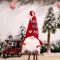 Gnomo navideño con gorro rojo HO HO HO, barba blanca y detalles de estrellas festivas - Peluche E-dd21 Con Sombrero Rojo