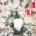 Gnomo di Natale in feltro verde con barba bianca appeso a un albero innevato - Stile C Gnomo Verde