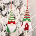Set di gnomi natalizi con cappelli in feltro rosso e verde appesi a un ramo bianco - Set Bambola Elfo (D-GJ23)